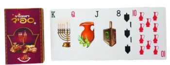 משחק חנוכה ספיד – קופסה בורדו וקלפים עם חנוכייה, כד שמן וסביבון