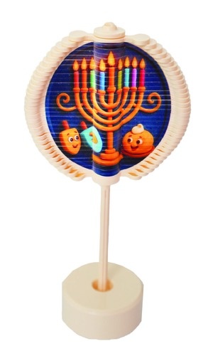 חנוכה ספין – חלקים מסובבים על מקל ובסיס, יוצרים תמונת חנוכייה וסביבון